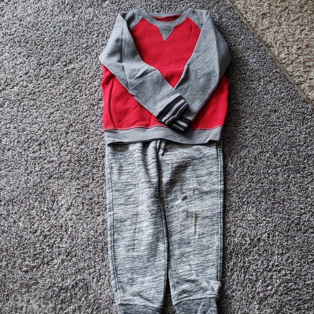 Set. Boy's small sweatpants & shirt